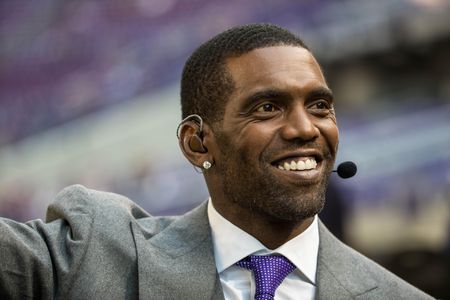 Randy Moss returns to ESPN set amid cancer battle