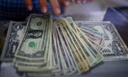 Dollar claws back losses on renewed tariff worries