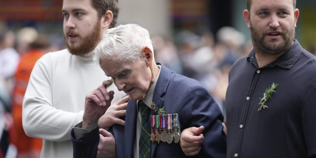 Australians and New Zealanders commemorate war dead on Anzac Day