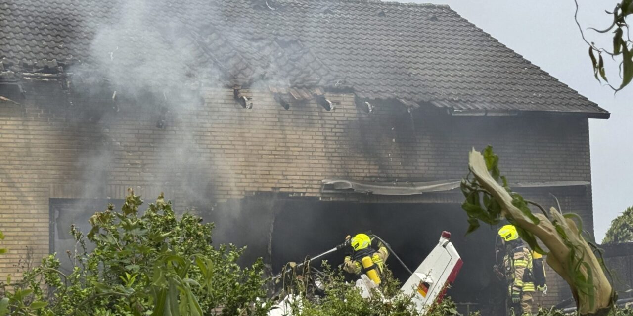 A small plane crashes into the terrace of a house in Germany. 2 people are dead