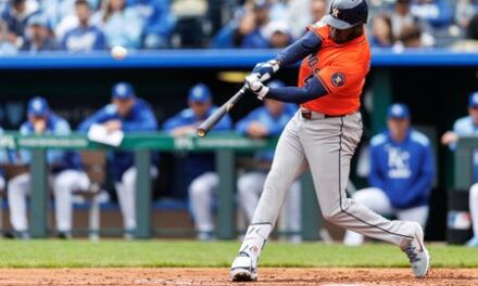 Astros DH Yordan Alvarez dealing with fracture in hand