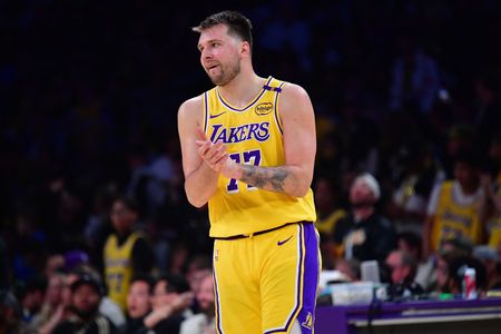 Trade hype rehash on tap when Mavs-Lakers meet in preseason