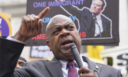 Newark mayor sues New Jersey’s top federal prosecutor after arrest at immigration detention site