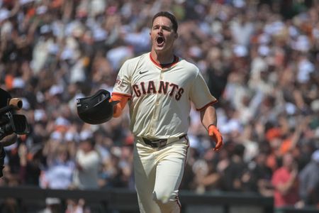 MLB roundup: Giants walk off Braves on 2-out HR in 9th