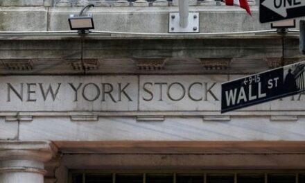 S&P 500 ends slightly up; traders watch US-China trade talks